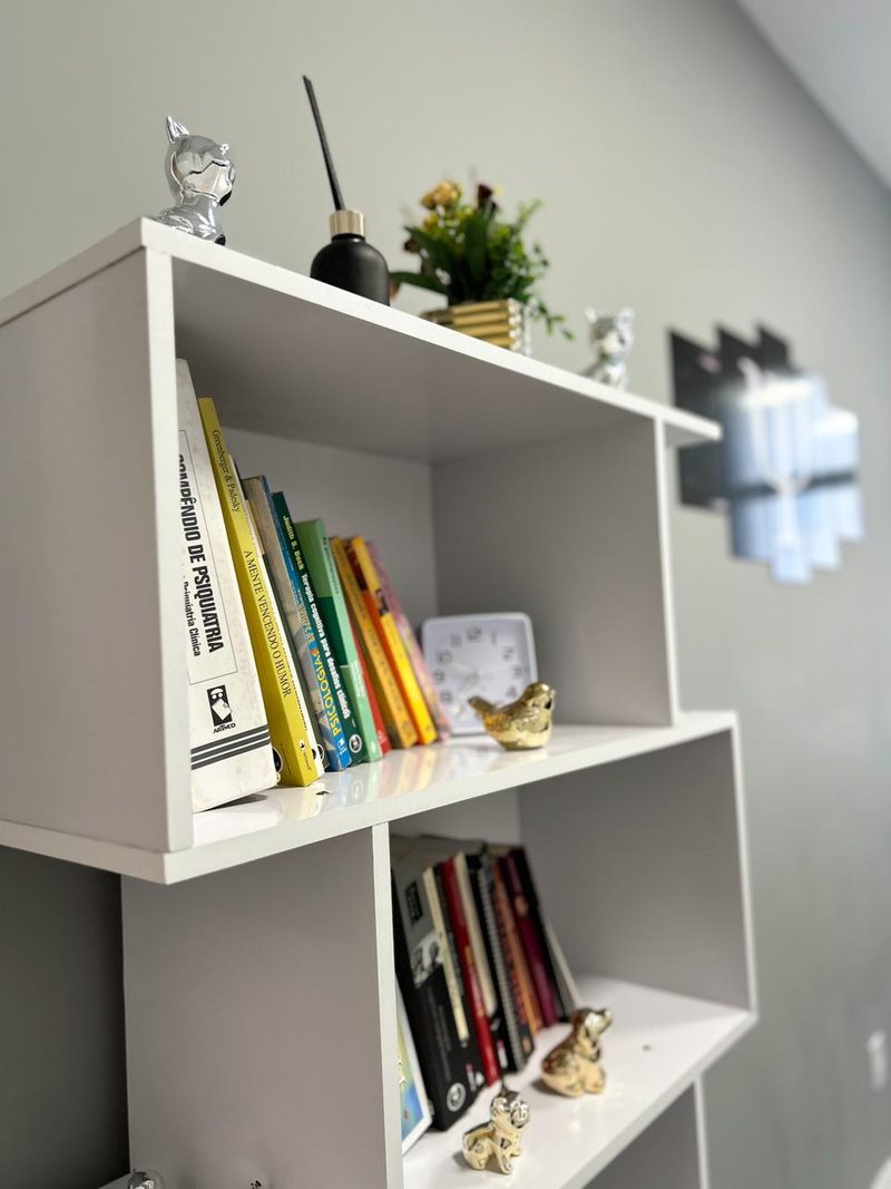 Estante com livros de psicologia